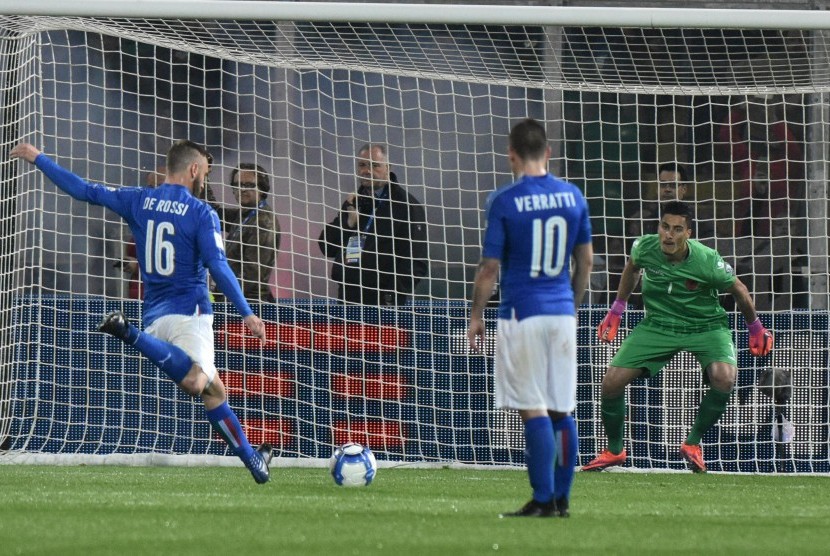 Danielle De Rossi mengeksekusi penalti pada laga kualifikasi Piala Dunia 2018, Italia lawan Albania di Palermo, Sabtu (25/3) dini hari WIB. Italia menang 2-0.