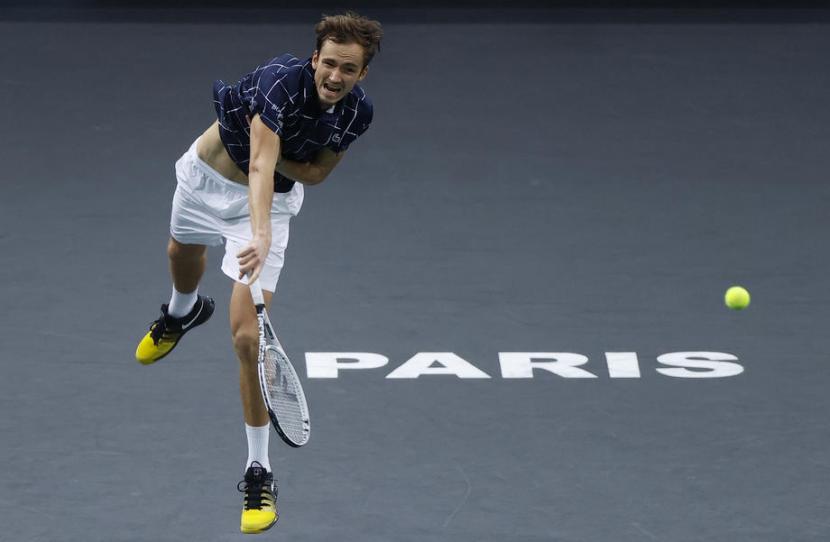 Daniil Medvedev beraksi di turnamen Paris Masters 2020.