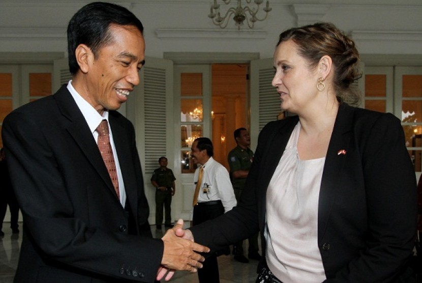 Danish Minister for Trade and Investment, Olsen Dyhr (right), meets Governor of Jakarta Joko Widodo and she offers solution of flood management during her visit to Jakarta on Monday. 