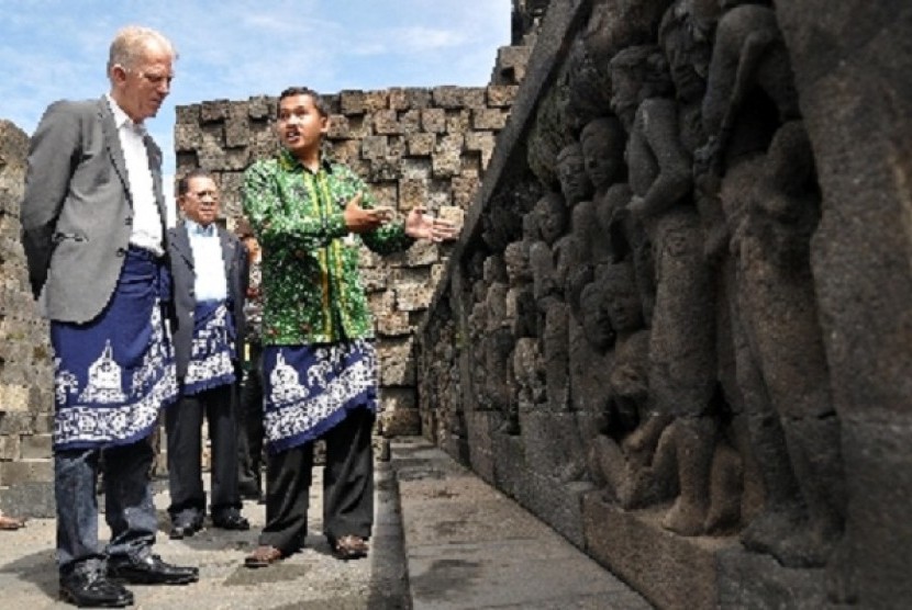 Danish Minister of Foreign Affairs Villy Sovndal (left) listens to the explanation on Borobudur relief in Magelang, Central Java, on Firday. 