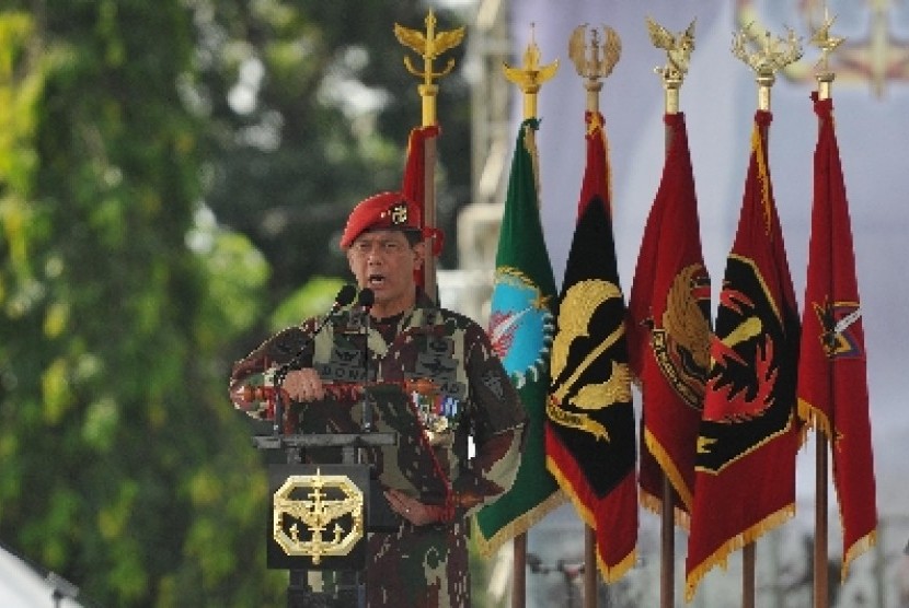 Danjen Kopassus Mayjen Doni Monardo membacakan sumpah prajurit di acara HUT ke-63 Kopassus di Cijantung, Jakarta, Rabu (29/4).