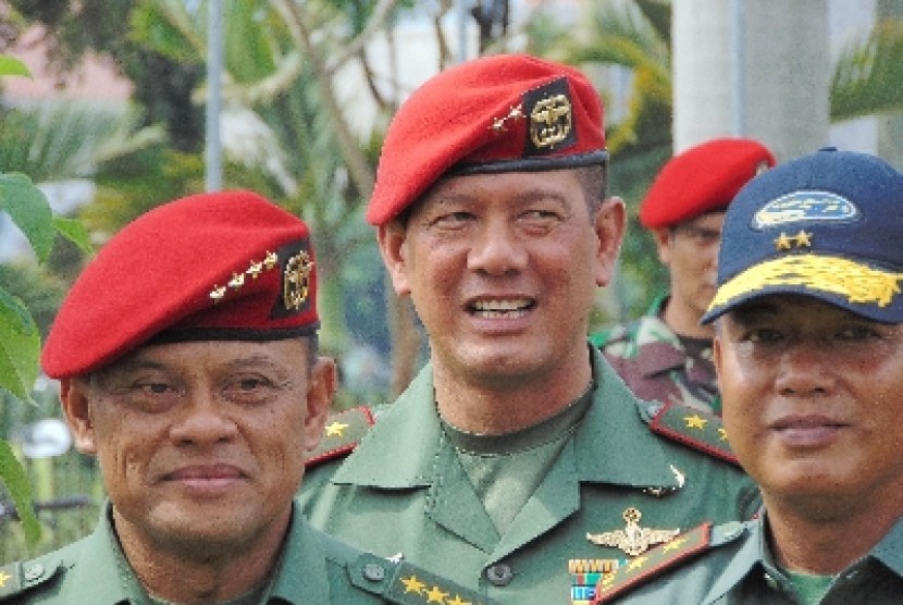 Danjen Kopassus Mayjen Doni Monardo (tengah).