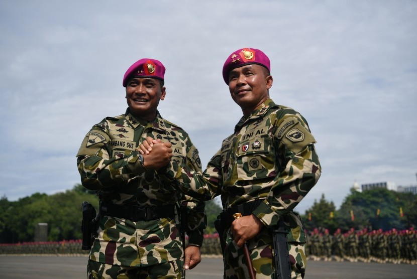 Dankormar Mayjen TNI (Mar) Suhartono (kanan) berjabat tangan dengan pejabat lama Mayjen TNI (Mar) Bambang Suswantono (kiri) saat Upacara Sertijab Komandan Korps Marinir (Dankormar) di Lapangan Kesatrian Marinir Hartono, Cilandak, Jakarta Selatan, Kamis (27/12/2018).