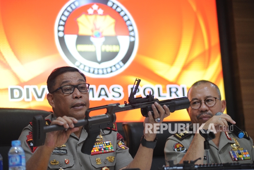 DanKorp Brimob Polri Irjen. Pol. Murad Ismail menunjukan type senjata dan jenis peluru di kantor Mabes Polri, Jakarta, Sabtu (30/9). 