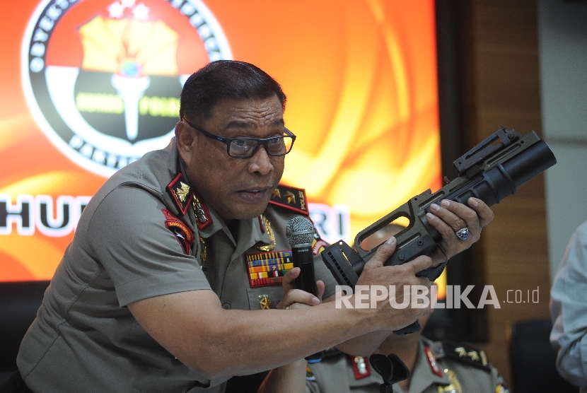 DanKorp Brimob Polri Irjen. Pol. Murad Ismail menunjukan tipe senjata dan jenis peluru di kantor Mabes Polri, Jakarta. 