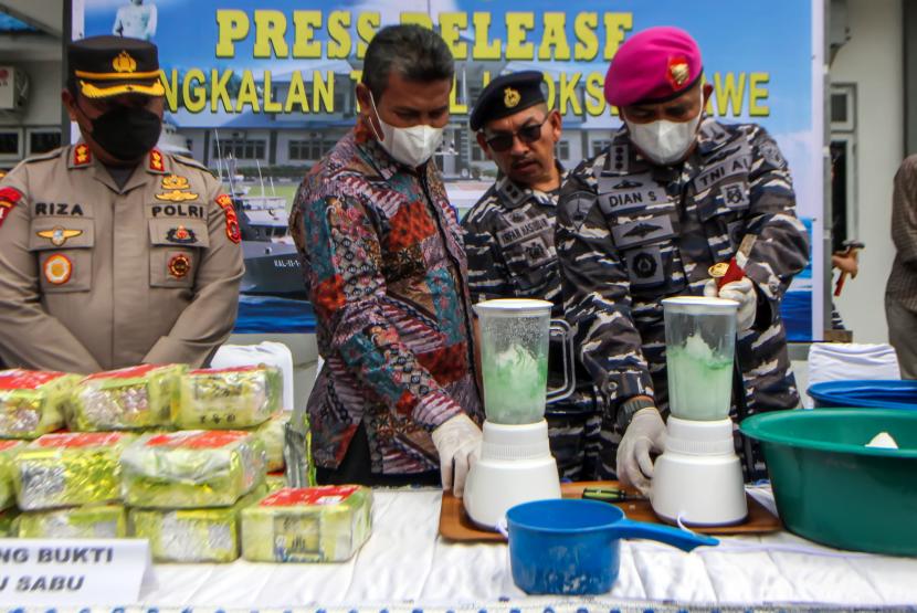 Danlanal Lhokseumawe Kolonel Mar Dian Suryansyah (kanan) memblender narkotika jenis sabu saat dilakukan pemusnahan beberapa waktu lalu (ilustrasi). 