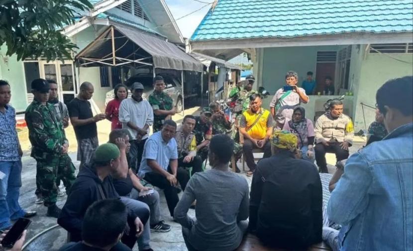 Danlanud Hasanuddin Makassar Marsma Bonang Bayuaji melakukan mediasi dengan keluarga korban, tokoh adat, pemerintah daerah di Kota Palu, Sulawesi Tengah, Jumat (13/7/2024).