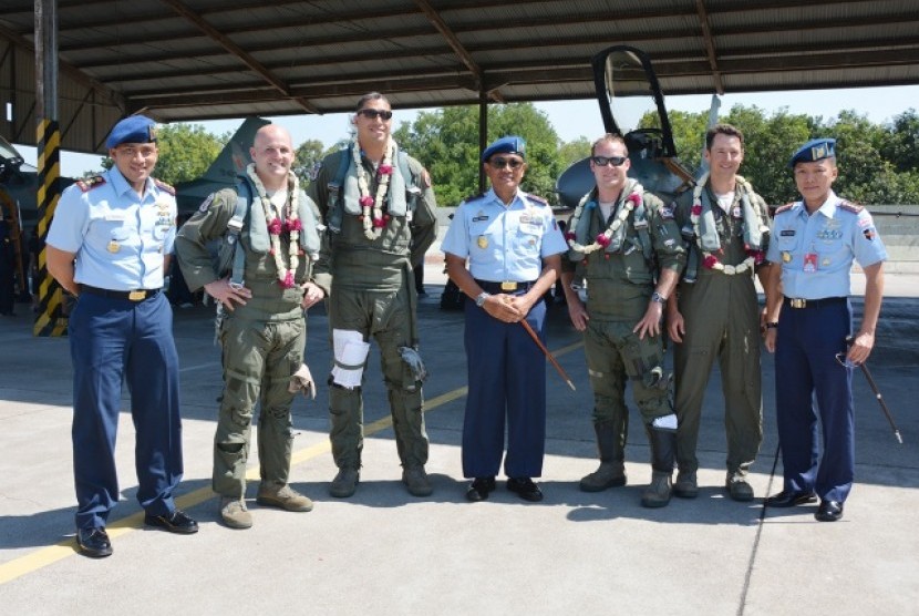 Danlanud Iswahjudi Marsekal Donny Ermawan T berfoto bersama para penerbang pesawat F-16 C/D Blok 52ID TNI AU.