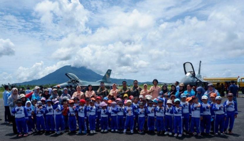 Danlanud Raden Sadjad Natuna, Kolonel Pnb Dedy Iskandar bersama para pelajar menyaksikan pameran, Rabu (8/5/2024).