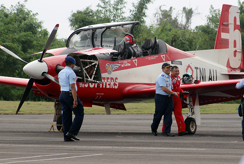 Danlanud Soewondo Medan, Kolonel Pnb. Surya Chandra Siahaan (tengah) menyambut kedatangan Tim Jupiter TNI AU di Lanud Soewondo Medan, Sumatera Utara, Kamis (12/3). 