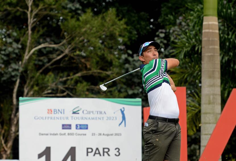 Danny Masrin menjadi pegolf Indonesia yang mencetak hasil terbaik pada hari pertama BNI Ciputra Golfpreneur Tournament 2023 di Damai Indah Golf – BSD Course, Banten. 