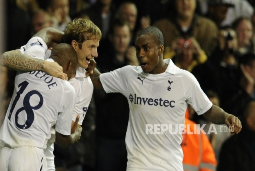 Danny Rose (kanan) dalam sebuah laga bersama Tottenham Hotspur.