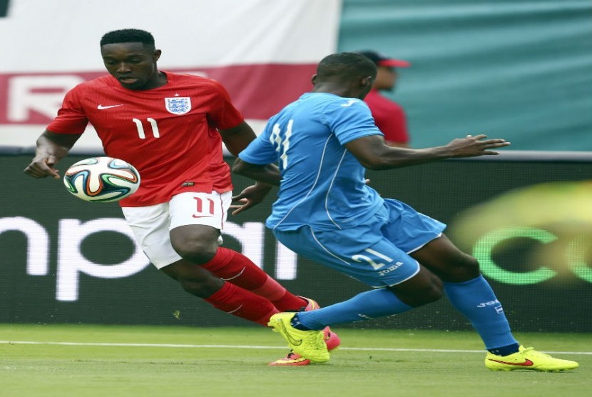  Danny Welbeck rebutan bola dengan Brayan Beckeles dalam duel persahabatan antara Inggris dengan Honduras di Miami, Ahad (8/6) dinihari WIB.