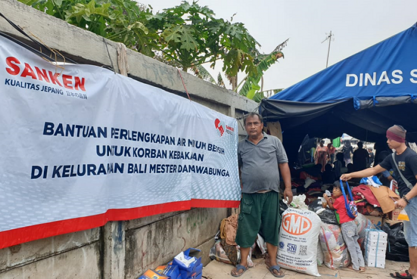 Danon-AQUA memberi bantuan perlengkapan air minum untuk korban kebakaran di Bali Mester dan Rawa Bunga.