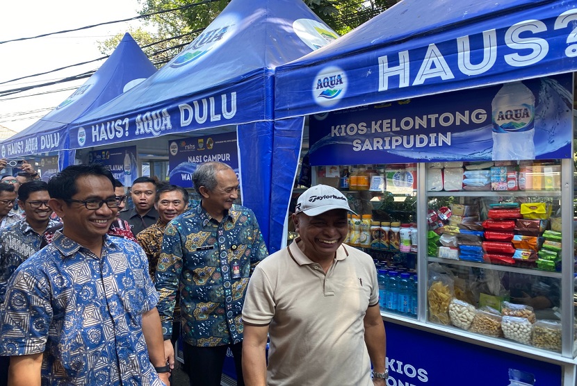 Danone-AQUA bersama Pemerintah Kota Bandung dan Rumah Sakit Hasan Sadikin, menandatangani kerja sama program revitalisasi area kuliner RSUP Hasan Sadikin dan menyediakan lokasi usaha baru bagi 23 pedagang kaki lima yang sebelumnya berjualan sepanjang jalan Prof. Dr Eyckman, Cipaganti, Bandung.