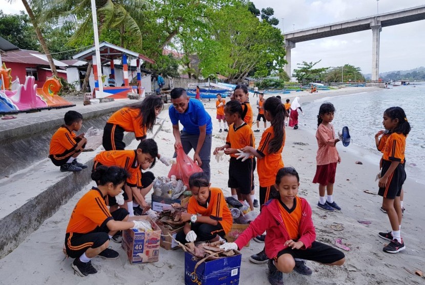 Danone-AQUA bersama Yayasan Sulinama mengajak anak-anak memisahkan sampah.