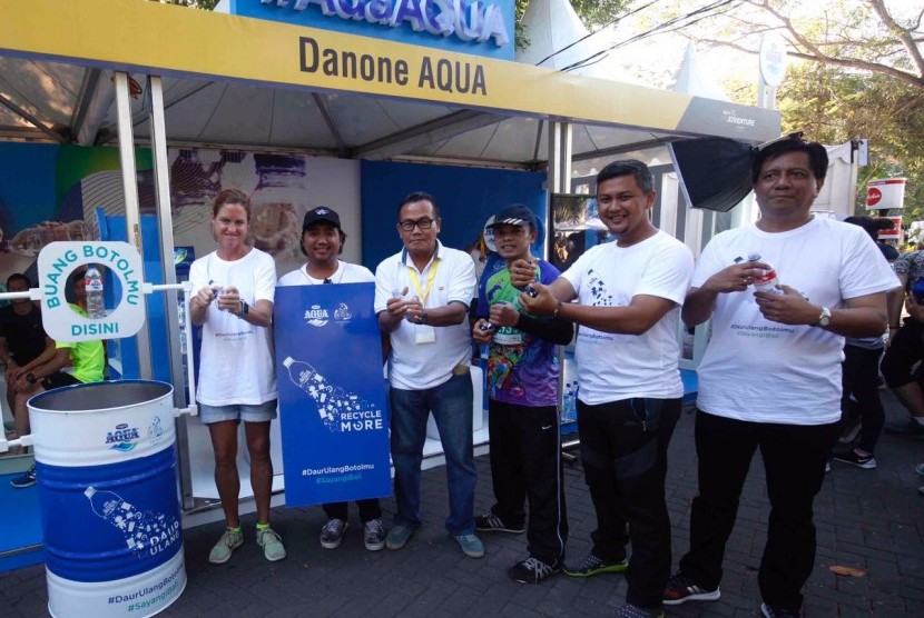 Danone AQUA mengkampanyekan daur ulang sampah botol plastik di acara Bali Marathon 2017, Ahad (27/8).