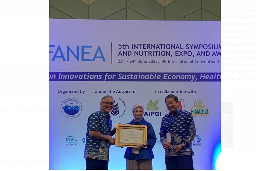 Danone Indonesia menerima empat penghargaan di ajang International Symposium Food & Nutrition, Expo, and Awards (ISFANEA) 2023 yang diselenggarakan oleh Perhimpunan Pakar Gizi dan Pangan Indonesia (Pergizi Pangan)