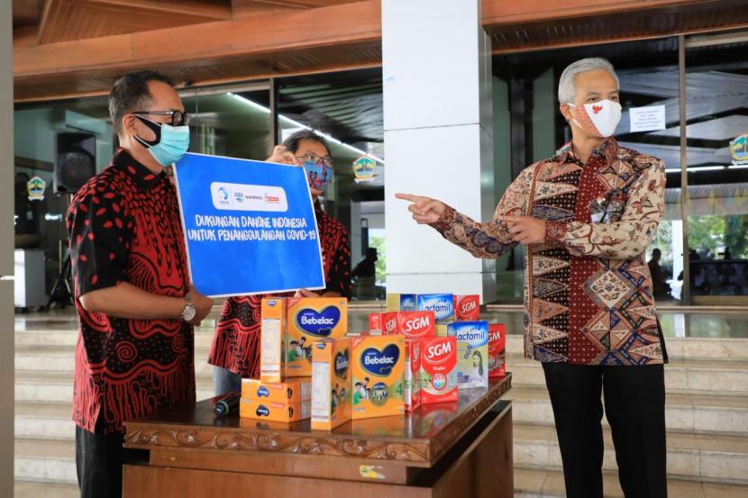 Danone Indonesia menyerahkan bantuan 10.000 produk nutrisi secara simbolis untuk ibu hamil, ibu menyusui dan susu pertumbuhan anak kepada Gubernur Jawa Tengah, Ganjar Pranowo, Senin (16/6).