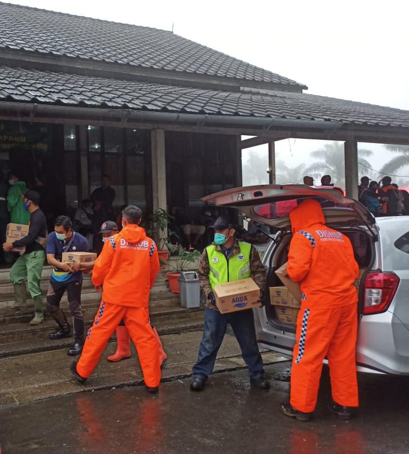 Danone Indonesia menyerahkan bantuan kepada korban banjir di wilayah Puncak, Cisarua, Bogor.