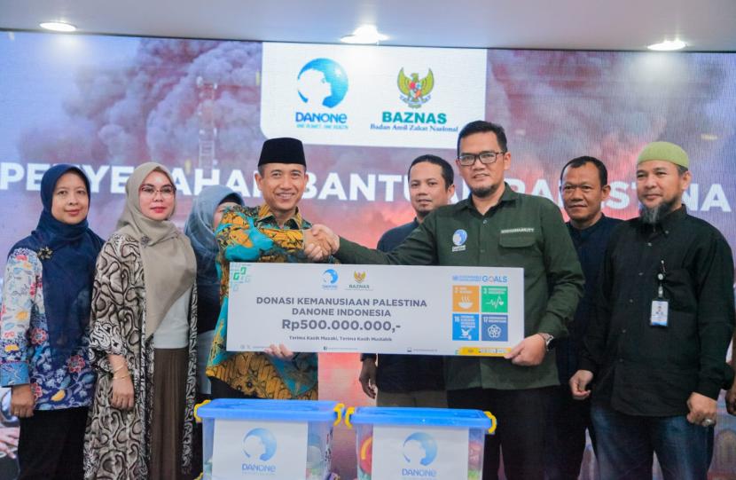 Danone Indonesia, sebuah perusahaan yang bergerak di bidang Air Mineral Dalam Kemasan (AMDK) menyalurkan infak kemanusiaan untuk Palestina Rp 500 juta melalui Badan Amil Zakat Nasional (Baznas) RI.