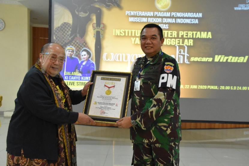 Danpuspomad Letjen Dodik Wijanarko menerima penghargaa rekor dunia Muri dari Ketua Museum Rekor Indonesia Jaya Suprana di Mapuspomad, Senin (22/6).