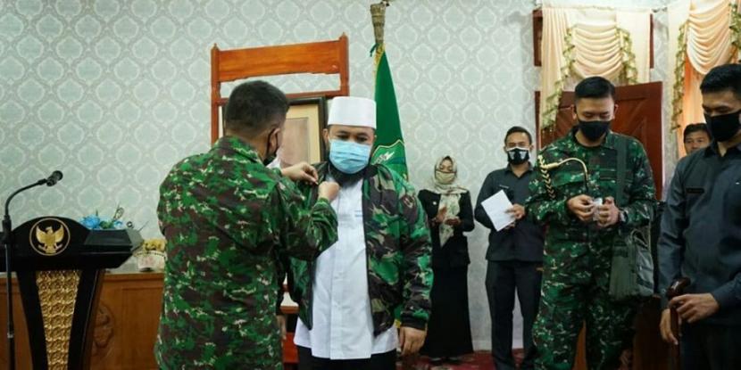 Danrem 041/Garuda Emas Brigjen Yanuar Adil memakaikan jaket TNI kepada Wali Kota Bengkulu Helmi Hasan, karena Pemkot Bengkulu bekerja sama secara baik dengan Kodim 0407/Bengkulu.