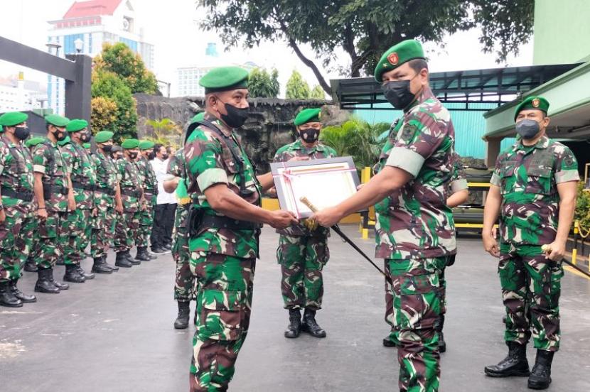 Danrem 052/Wijayakrama, Brigjen Rano Maxim Adolf Tilaar menyerahkan penghargaan kepada Pelda Muhammad Jaelani.