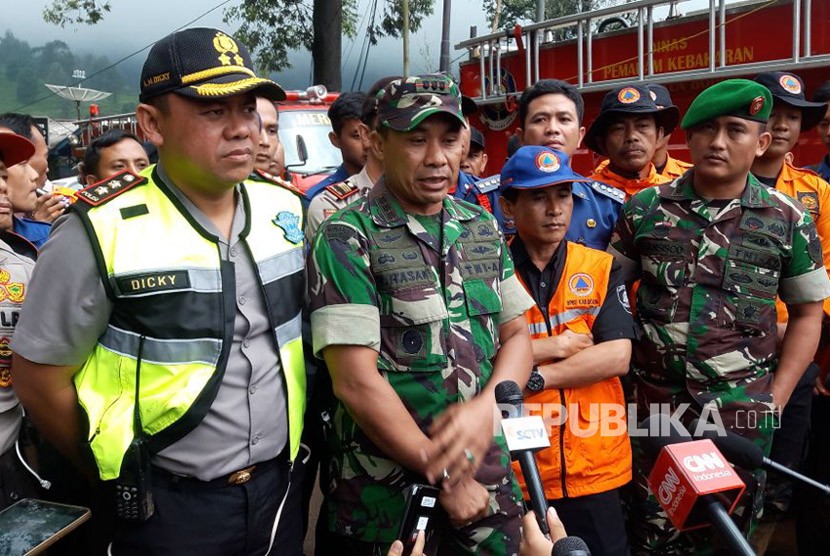 Danrem 061 Bogor, Muhamad Hasan, memberikan keterangan media di lokasi longsor Riung Gunung, Puncak, Bogor, Rabu (7/2). Ia menyatakan, proses pencarian korban dihentikan per hari ini.