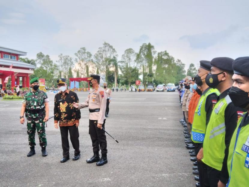  Danrem 071 Wijayakusuma, Bupati Banyumas dan Kapolresta Banyumas dalam apel Operasi Ketupat Candi 2022 di GOR Satria Purwokerto, Jumat (22/4/22). 