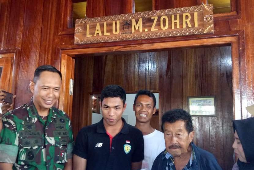 Danrem 162/WB Kolonel Czi Ahmad Rizal Ramdhani sambut kedatangan Lalu Muhammad Zohri di Dusun Karang Pangsor, Kecamatan Pemenang, Lombok Utara, NTB, Jumat (31/8).