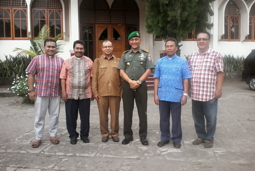 Danrem 162/Wira Bhakti Kolonel CZI Lalu Rudy Irham Srigede (tengah).