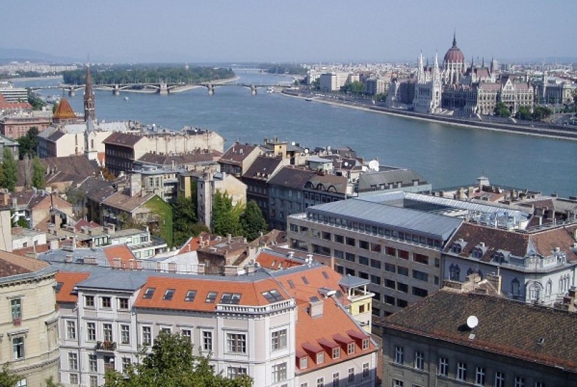 Danube River that splits Buda and Pest, which together are Budapest, is seen from above. During his visit to Hungary, Indonesian President Susilo Bambang Yudhoyono (SBY) secures he deal with Hungarian President Janos Ader to boost bilaeral trade and cooper