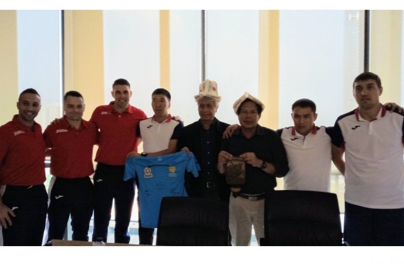 Danurwindo (keempat dari kanan) bersama para wasit asing yang dipakai PSSI untuk memimpin pertandingan Liga 1.