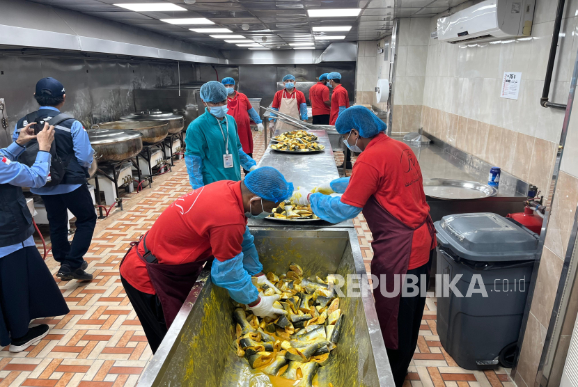  Dapur Katering Ragaeb memasak ikan patin Balado untuk jamaah haji Indonesia di sektor 9 dan 10, Makkah, Rabu (14/5/2025).