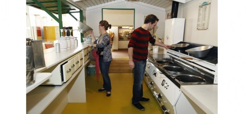 Dapur semimodern yang bersih/ilustrasi