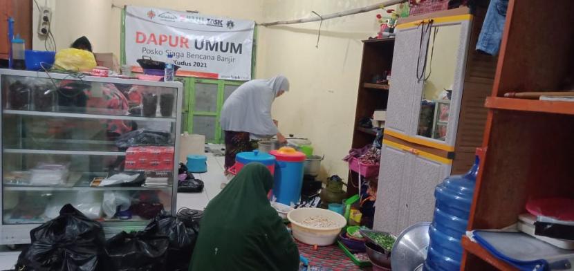Dapur umum BMH dan Muslimat Hidayatullah di Dukuh Gesangsewu, Kudus, setiap hari melayani  lebih dari 1.000 pengungsi.