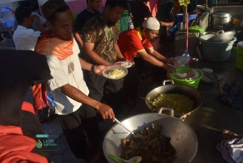 Dapur umum Wahdah Islamiyah yang melayani korban gempa tsunami di Palu, Sulawesi Tengah. 