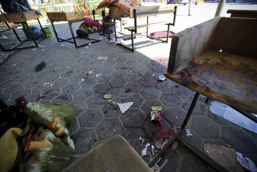 Darah berceceran di sebuah ruang kelas sekolah, yang dikelola Badan Pekerjaan Bantuan PBB (UNRWA), setelah serangan Israel di Beit Hanun, Gaza, pada 24 Juli. 