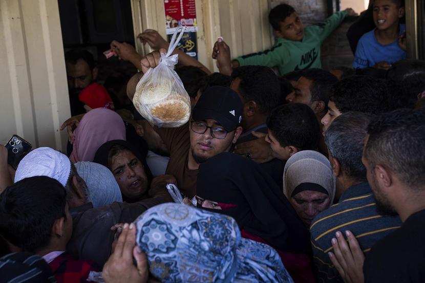 Dari antrean panjang, warga Gaza berebut untuk mendapatkan roti di sebuah toko makanan, yang menyediakan pasokan roti terakhir di salah satu kawasan Gaza.