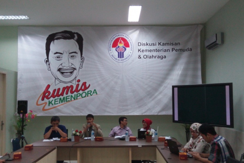 Dari kanan: Deputi I Bidang Pemberdayaan Pemuda Kemenpora, Yuni Poerwanti, Akbar Satrio dari Al Azhar Youth Leader Institut (AYLI) , Suparjo dari Himpunan Mahasiswa Budha Indonesia (Hikmabudhi) dan Eko Supriyanto (moderator) pada Diskusi Kamisan Kemenpora 