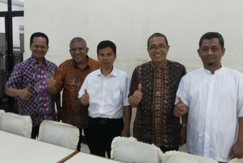 Dari kanan ke kiri, Dr Jaka Warsihna (sekum ib), Dr Awaluddin Tjalla (kapuskurbuk), Dr M Zain (kepala lektur keagamaan kemenag),  Dr Zulfikri Anas (direktur iib), dan Afrizal Sinaro (ketua Dewan Pertimbangan Ikapi DKI).