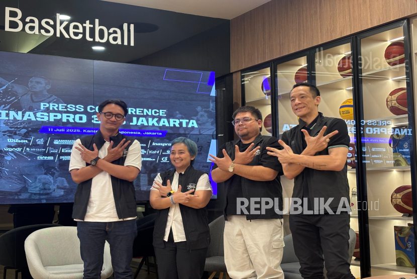  Dari kiri ke kanan: Head of Commercial Inaspro 3x3 Jakarta Romy Wibisono, Vice Chairman LOC Inaspro 3x3 Jakarta Naniek Soer, Manajer timnas 3x3 Indonesia Alvin Indra, dan Head of Tournament Operation Inaspro 3x3 Jakarta Anthony Gunawan berpose dalam konferensi pers FIBA Inaspro 3x3 Jakarta 2025 di Jakarta, Jumat (11/7/2025).