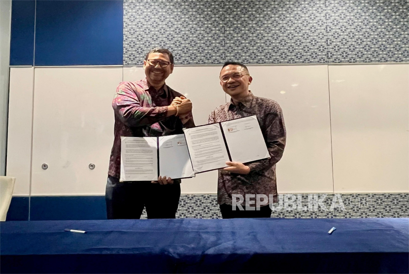 Dari kanan ke kiri: I Gusti Ngurah Askhara Danadiputra (Direktur Utama GTSI), Cokorda Adnyana (Direktur Utama Titis Sampurna) 