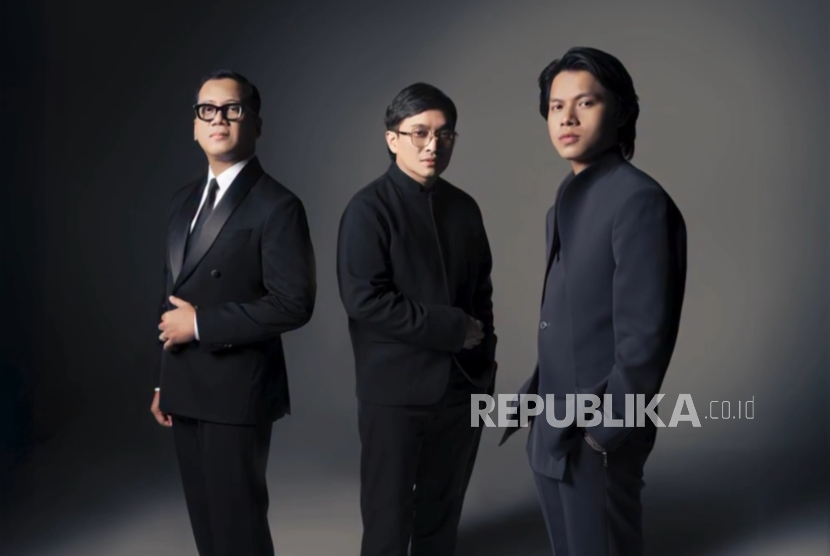 Dari kanan ke kiri: Rony Parulian, Yovie Widianto, dan Andi Rianto. Rony menyanyikan kembali lagu Salahi Aku karya Yovie.