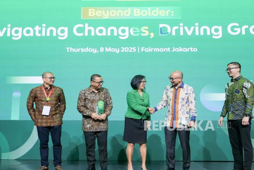 (Dari kanan ke kiri)  Roy Nugroho, Director of Grab For Business, Grab Indonesia; Chatib Basri, Ekonom Senior sekaligus Mantan Menteri Keuangan Republik Indonesia periode 2013-2014;  Neneng Goenadi, Country Managing Director, Grab Indonesia; Dr. Riyatno, S.H, LL.M, Deputi Bidang Pengembangan Iklim Penanaman Modal; dan Kertapradana, Director of Partnership & Business Development, Grab Indonesia, dalam gelaran Grab Business Forum 2025.  Dok Grab
