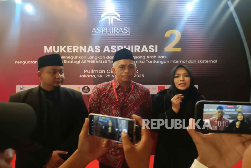Dari kanan ke kiri: Sekjen ASPHIRASI Retno Anugerah Andriyani,  Waketum ASPHIRASI Bidang Organisasi Nur Hayat, dan Ketua Harian ASPHIRASI, Muhammad Fadli Abdulrahman saat konferensi pers Mukernas II ASPHIRASI di Jakarta, Senin (24/11/2025). 