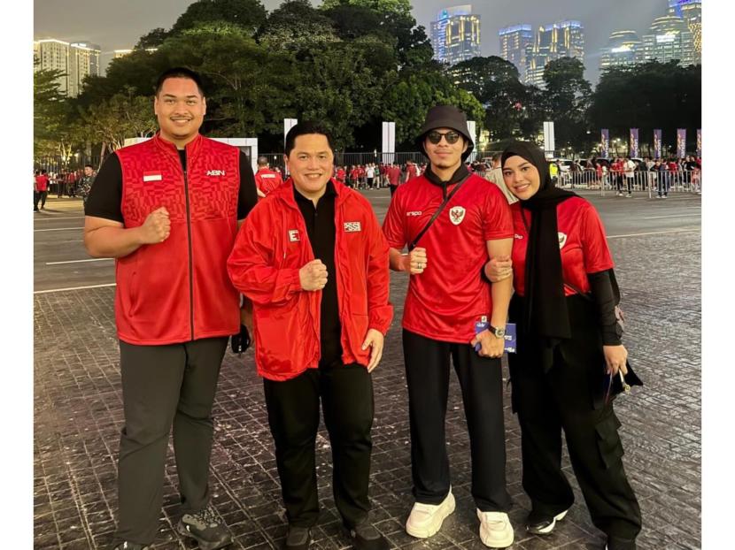 Dari kanan kek kiri: Aurel Hermansyah, Atta Halilintar, Erick Thohir, dan Dito Ariotedjo. Banyak selebritas mengunggah foto saat mendukung langsung Timnas Indonesia saat melawan Australia di GBK pada Selasa (10/9/2024).