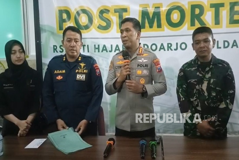 (Dari kanan) Kombes Pol Christian Tobing Kapolresta Sidoarjo, AKBP dr. Adam Bimantoro Kasubbidokpol Biddokkes Polda Jatim, dan dr. Andiani Wakil Direktur Medis RS Siti Hajar Sidoarjo dalam konferensi pers penyampaian hasil identifikasi jenazah korban musibah runtuhnya bangunan musala di Pondok Pesantren (Ponpes) Al Khoziny, Buduran, Sidoarjo..