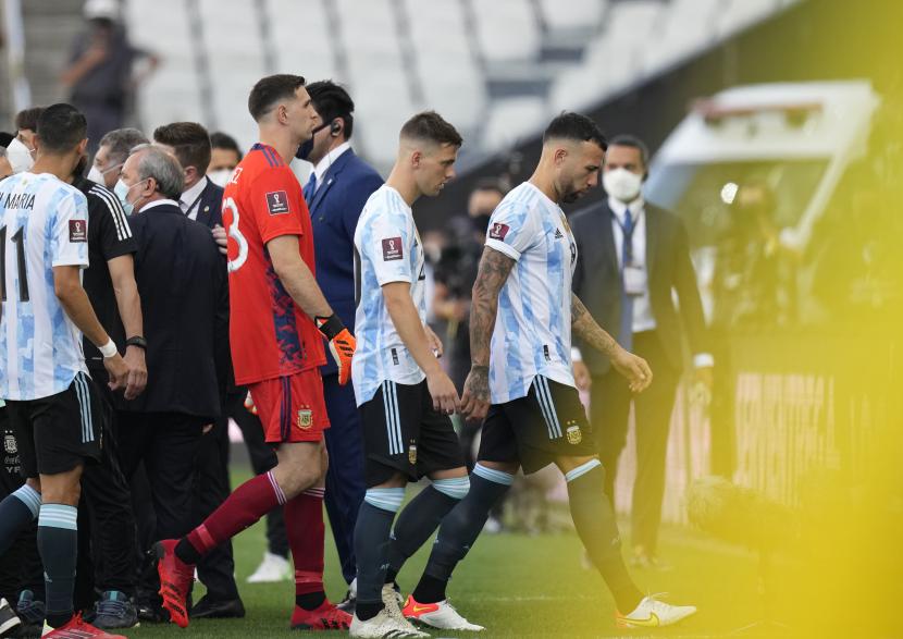 Dari kanan, pemain Argentina Nicolas Otamendi, Giovani Lo Celso dan kiper Emiliano Martinez, berjalan keluar lapangan setelah pertandingan sepak bola kualifikasi Piala Dunia FIFA Qatar 2022 melawan Brasil dihentikan oleh pejabat kesehatan di Sao Paulo, Brasil, Minggu, 5 September , 2021.